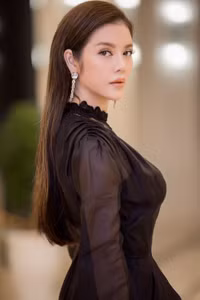 Lý Nhã Kỳ nổi bật bên dàn người đẹp 