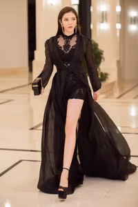 Lý Nhã Kỳ nổi bật bên dàn người đẹp 