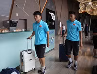 [ẢNH] ĐT Việt Nam bịn rịn chia tay nhau ở Thái Lan