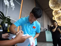 [ẢNH] ĐT Việt Nam bịn rịn chia tay nhau ở Thái Lan