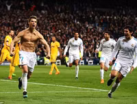 [ẢNH] Ronaldo khoe cơ bắp hoàn hảo sau khi lóe sáng đưa Real vào bán kết