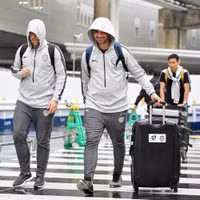[ẢNH] Xuân Trường lặng lẽ dưới mưa ở Tokyo, chuẩn bị đá Champions League