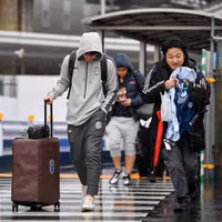 [ẢNH] Xuân Trường lặng lẽ dưới mưa ở Tokyo, chuẩn bị đá Champions League