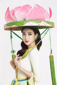 Mỹ Linh mặc áo tứ thân, đội nón hoa sen, múa 