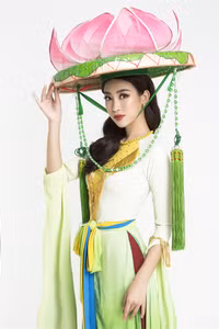 Mỹ Linh mặc áo tứ thân, đội nón hoa sen, múa 