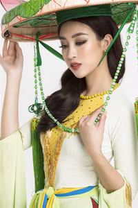 Mỹ Linh mặc áo tứ thân, đội nón hoa sen, múa 