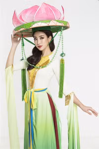 Mỹ Linh mặc áo tứ thân, đội nón hoa sen, múa 
