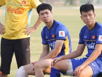[ẢNH] Đáng yêu hình ảnh Công Phượng kéo ô che cho đồng đội nghỉ ngơi
