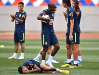 [ẢNH] Mặc mọi giễu cợt, Neymar lém lỉnh diễn lại 