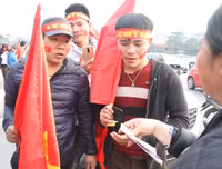 [ẢNH] Loạn giá vé chợ 
