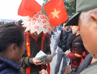 [ẢNH] Loạn giá vé chợ 
