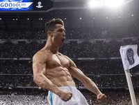 [ẢNH] Ronaldo khoe cơ bắp hoàn hảo sau khi lóe sáng đưa Real vào bán kết