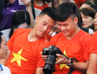 Quang Hải mượn máy ảnh chụp hình nữ MC xinh đẹp tại lễ nhận thưởng