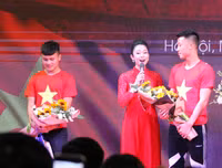 Quang Hải mượn máy ảnh chụp hình nữ MC xinh đẹp tại lễ nhận thưởng