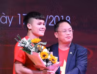 Quang Hải mượn máy ảnh chụp hình nữ MC xinh đẹp tại lễ nhận thưởng
