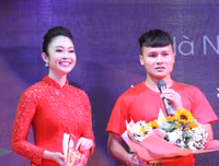 Quang Hải mượn máy ảnh chụp hình nữ MC xinh đẹp tại lễ nhận thưởng
