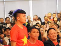 Quang Hải mượn máy ảnh chụp hình nữ MC xinh đẹp tại lễ nhận thưởng