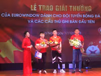 Quang Hải mượn máy ảnh chụp hình nữ MC xinh đẹp tại lễ nhận thưởng