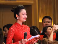 Quang Hải mượn máy ảnh chụp hình nữ MC xinh đẹp tại lễ nhận thưởng