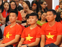 Quang Hải mượn máy ảnh chụp hình nữ MC xinh đẹp tại lễ nhận thưởng