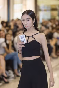 Xuất hiện gương mặt giống hệt Hoàng Thùy