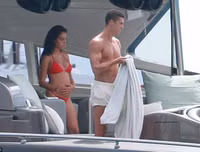 [Ảnh] Ronaldo và bồ xinh phơi mình hưởng gió biển trên du thuyền siêu sang