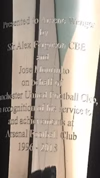 [ẢNH] Có gì bên trong hộp quà Sir Alex Ferguson tặng HLV Wenger?