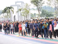 [ẢNH] Người Malaysia mang cả chăn, chiếu đi mua vé xem chung kết