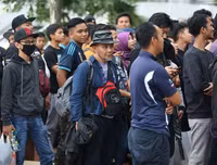 [ẢNH] Người Malaysia mang cả chăn, chiếu đi mua vé xem chung kết