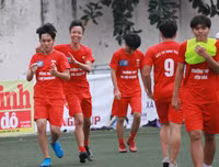 [ẢNH] Dẫn bàn ngay phút đầu, THPT Yên Hòa thắng hú vía sau loạt luân lưu