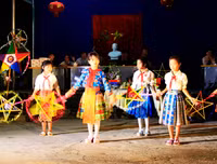 [ẢNH] Rọi đèn ô tô thắp sáng sân khấu phá cỗ Trung thu trên rẻo cao Tây Bắc