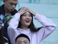 [ẢNH] Fan nữ lâng lâng hạnh phúc cùng chiến thắng của THPT Hà Đông