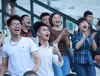 [ẢNH] Fan nữ lâng lâng hạnh phúc cùng chiến thắng của THPT Hà Đông