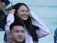 [ẢNH] Fan nữ lâng lâng hạnh phúc cùng chiến thắng của THPT Hà Đông