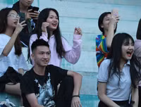 [ẢNH] Fan nữ lâng lâng hạnh phúc cùng chiến thắng của THPT Hà Đông
