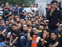 [ẢNH] Người Malaysia mang cả chăn, chiếu đi mua vé xem chung kết