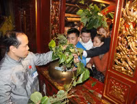 Bỏ tục 'cướp giò hoa tre', người dân kiên nhẫn xếp hàng xin 'lộc' Thánh Gióng
