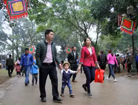 Bỏ tục 'cướp giò hoa tre', người dân kiên nhẫn xếp hàng xin 'lộc' Thánh Gióng