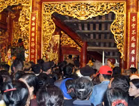 Bỏ tục 'cướp giò hoa tre', người dân kiên nhẫn xếp hàng xin 'lộc' Thánh Gióng