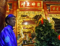 Bỏ tục 'cướp giò hoa tre', người dân kiên nhẫn xếp hàng xin 'lộc' Thánh Gióng