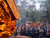 Bỏ tục 'cướp giò hoa tre', người dân kiên nhẫn xếp hàng xin 'lộc' Thánh Gióng