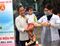 [ẢNH] Người dân Hạ Mỗ hứng khởi nhận 1.600 chai nước rửa tay khô miễn phí