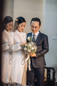 MC Phí Linh rạng rỡ hạnh phúc trong ngày cưới