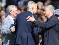 [ẢNH] Có gì bên trong hộp quà Sir Alex Ferguson tặng HLV Wenger?