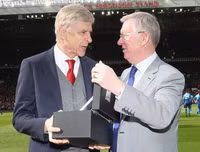 [ẢNH] Có gì bên trong hộp quà Sir Alex Ferguson tặng HLV Wenger?