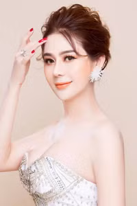 Ca sĩ chuyển giới Lâm Khánh Chi chi 1 tỷ đồng nhờ mang thai hộ