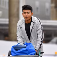 [ẢNH] Xuân Trường lặng lẽ dưới mưa ở Tokyo, chuẩn bị đá Champions League