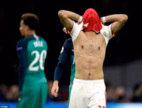 [ẢNH] Dàn sao trẻ Ajax gục xuống sân như ngả rạ sau khi bị loại nghiệt ngã