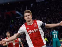 [ẢNH] Dàn sao trẻ Ajax gục xuống sân như ngả rạ sau khi bị loại nghiệt ngã