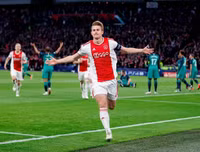 [ẢNH] Dàn sao trẻ Ajax gục xuống sân như ngả rạ sau khi bị loại nghiệt ngã